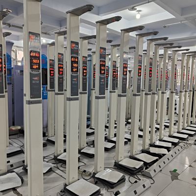 Μηχανή μέτρησης ύψους και βάρους με κλίμακα γιατρού 33 * 46 * 230cm με οθόνη LED / LCD