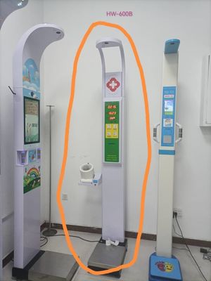 Ηλεκτρονική οθόνη LED για ακριβή μέτρηση ύψους στα φαρμακεία